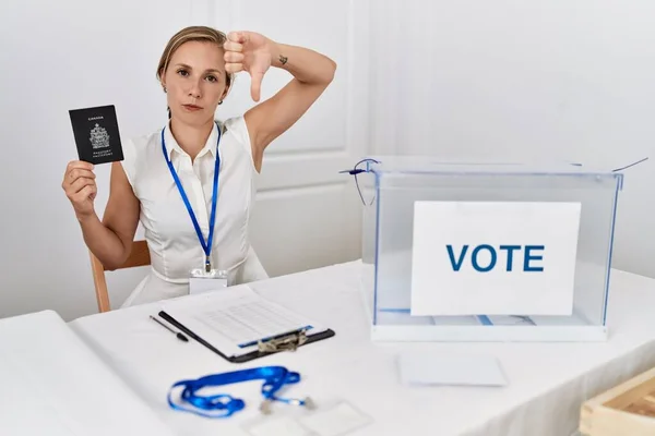 Mujer Rubia Joven Las Elecciones Campaña Política Celebración Pasaporte Canadá — Foto de Stock