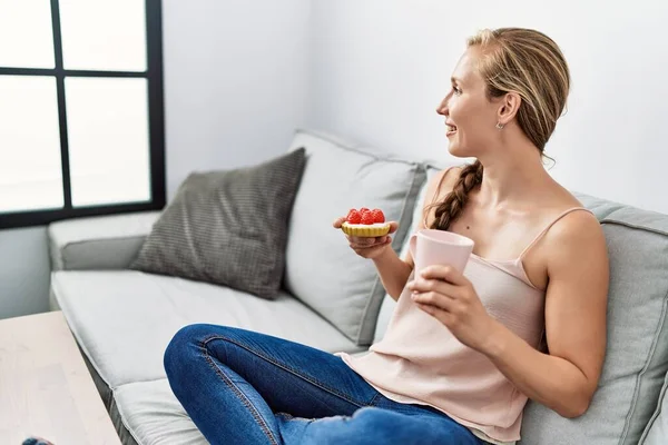 Young Caucasian Woman Having Breakfast Sitting Sofa Home — Stock Photo, Image