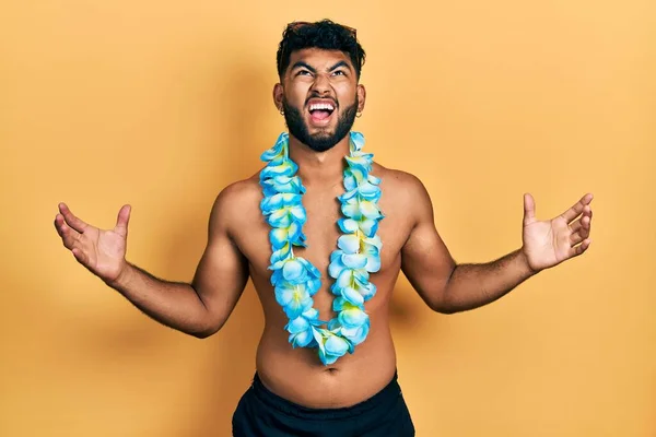 Hombre Árabe Con Barba Vistiendo Traje Baño Lei Hawaiano Loco — Foto de Stock