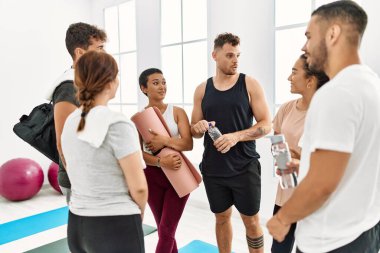 Spor merkezinde duran ve konuşan bir grup genç sporcu..