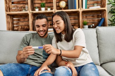 Hamilelik testi ile mutlu bir çift