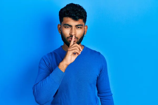 Homem Árabe Com Barba Vestindo Camisola Azul Casual Pedindo Para — Fotografia de Stock