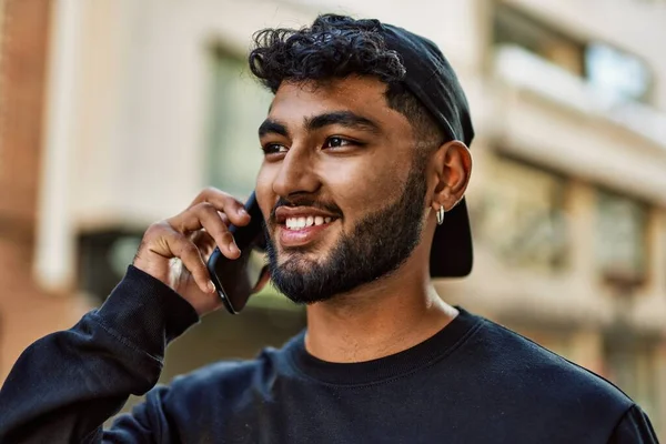 Giovane Arabo Uomo Sorridente Fiducioso Parlando Sullo Smartphone Strada — Foto Stock