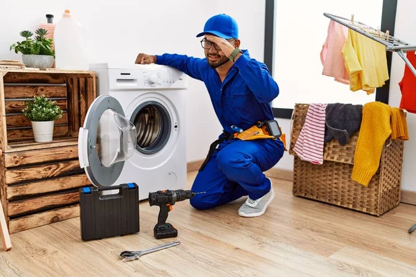 Çamaşır Makinesinde Çalışan Genç Hintli Teknisyen Çok Mutlu Gülümsüyor Arama — Stok fotoğraf