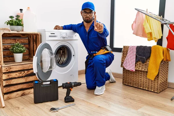 Çamaşır Makinesinde Çalışan Genç Hintli Teknisyen Parmağını Kaldırmış Kızgın Bir — Stok fotoğraf