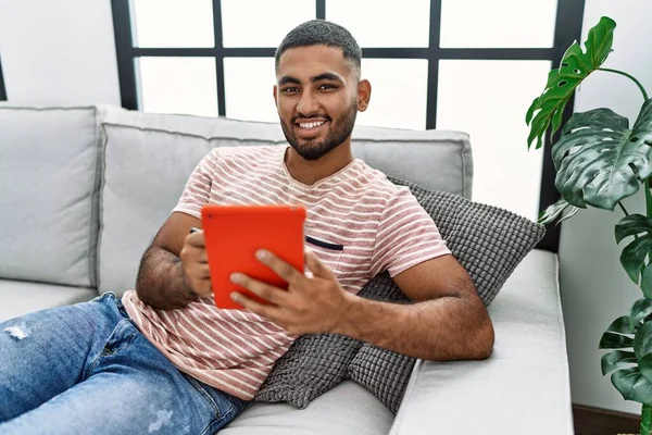 Jovem Árabe Homem Sorrindo Confiante Usando Touchpad Casa — Fotografia de Stock