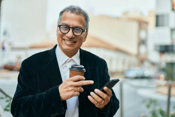 Edad Media Sudeste Asiático Hombre Sonriendo Usando Smartphone Bebiendo Una — Foto de Stock