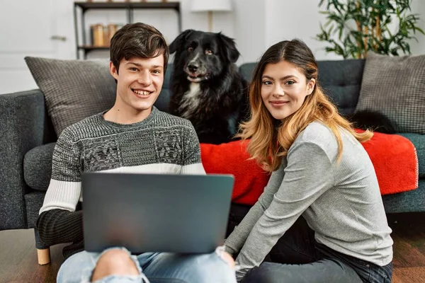 Junges Kaukasisches Paar Lächelt Glücklich Mit Laptop Auf Dem Boden — Stockfoto