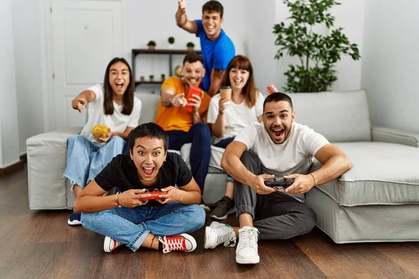 幸せな家庭でビデオゲームを笑っている若い友人のグループ — ストック写真