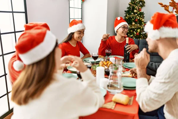 Fiatalok Csoportja Mosolyog Boldog Hogy Karácsonyi Vacsora Otthon — Stock Fotó