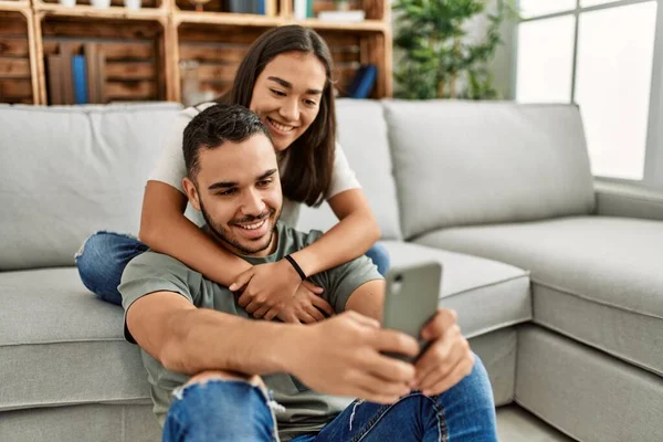 Jong Latijn Paar Glimlachen Gelukkig Maken Selfie Door Smartphone Thuis — Stockfoto