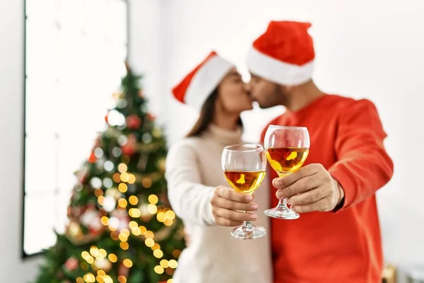 Junges Hispanisches Paar Küsst Und Stößt Hause Mit Champagner Weihnachtsbaum — Stockfoto