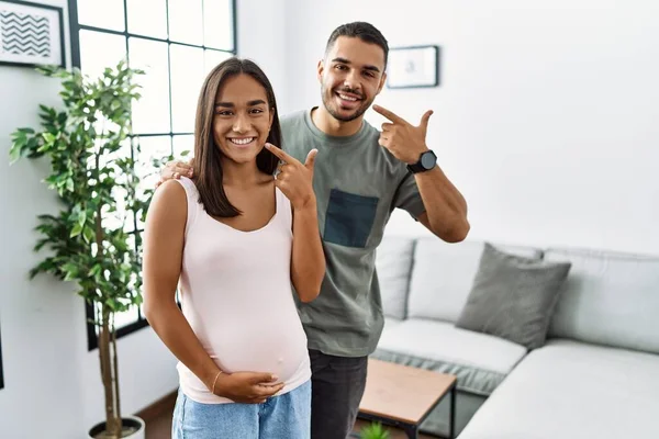 Junges Gemischtrassiges Paar Erwartet Ein Baby Berührt Schwangeren Bauch Lächelt — Stockfoto