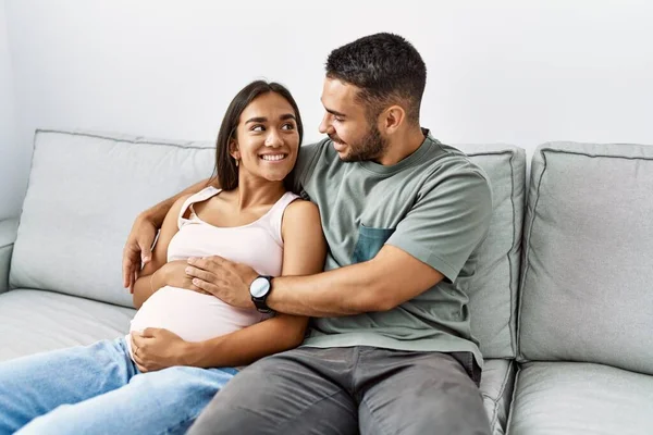 Latino Hombre Mujer Pareja Abrazándose Unos Otros Esperando Bebé Casa —  Fotos de Stock