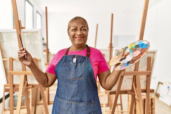 Sênior Africano Americano Mulher Sorrindo Confiante Segurando Paleta Pincel Estúdio — Fotografia de Stock