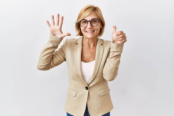 Middelbare Leeftijd Blonde Zakenvrouw Staan Geïsoleerde Achtergrond Tonen Wijzen Met — Stockfoto