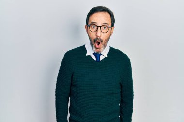 Orta yaşlı İspanyol bir adam günlük kıyafetler ve gözlük takıyor. Şaşırmış ve korkmuş bir ifade, korku ve heyecanlı bir yüz ifadesi var.. 