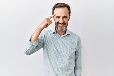 Orta yaşlı, sakallı, soyutlanmış arka planda duran, tek parmağıyla başını gösteren, harika bir fikir ya da düşünceyle gülümseyen, iyi bir hafızaya sahip bir İspanyol. 