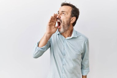 Arka planda sakallı, orta yaşlı İspanyol bir adam el ele tutuşmuş bağırıyor ve çığlık atıyordu. iletişim konsepti. 