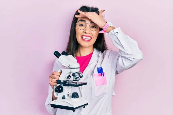 Mikroskop Tutan Elinde Bilim Adamı Üniforması Olan Genç Spanyol Kız — Stok fotoğraf