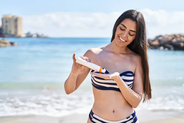 Mujer Hispana Joven Usando Bikini Pie Usando Crema Solar Playa —  Fotos de Stock