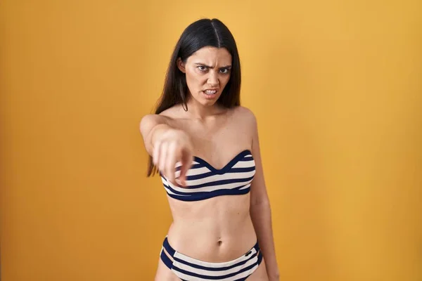 Junge Brünette Frau Bikini Vor Gelbem Hintergrund Die Unzufrieden Und — Stockfoto