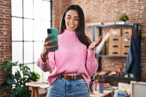 Young Hispanic Woman Smiling Confident Having Video Call Art Studio — ストック写真