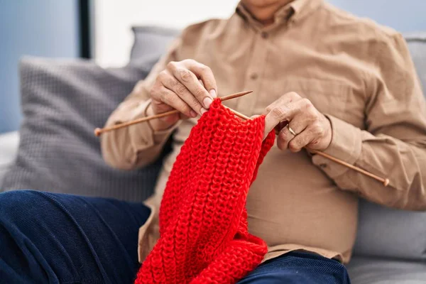 Senior Sitzt Hause Auf Sofa Beim Nähen — Stockfoto