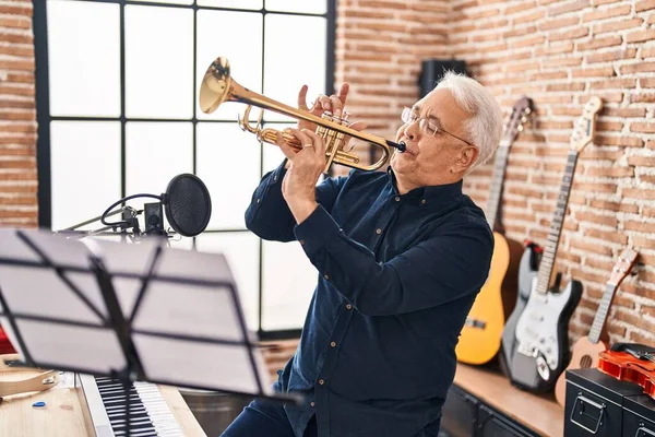 Sênior Músico Tocando Trompete Estúdio Música — Fotografia de Stock