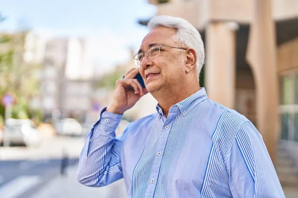 Hombre Mayor Hablando Teléfono Inteligente Calle —  Fotos de Stock