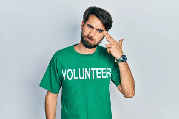 Ung Latinamerikan Man Bär Volontär Shirt Skytte Och Döda Sig — Stockfoto