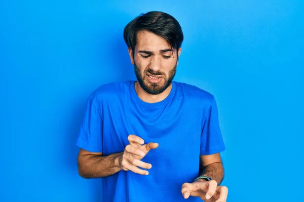 Jovem Hispânico Vestindo Roupas Casuais Expressão Enojada Descontente Temeroso Fazendo — Fotografia de Stock