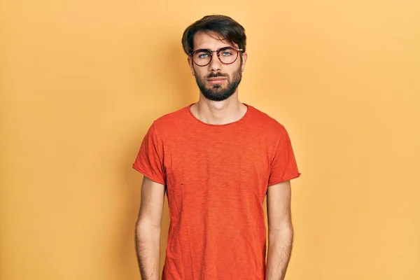 Mladý Hispánec Neformálních Šatech Brýlích Sklíčený Strachující Úzkost Rozzlobený Vystrašený — Stock fotografie