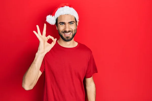 Jeune Homme Hispanique Portant Chapeau Noël Souriant Positif Faire Signe — Photo