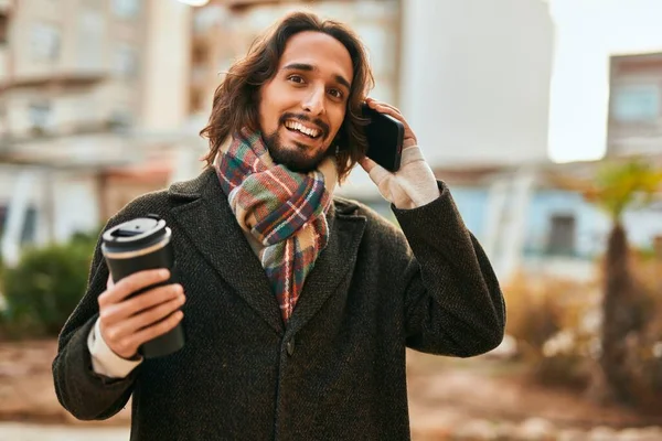 他的年轻人在城市里用智能手机聊天 喝咖啡 — 图库照片