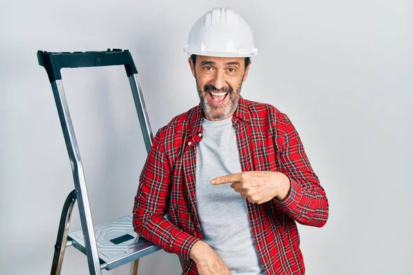 Homem Trabalhador Hispânico Meia Idade Usando Escada Sorrindo Feliz Apontando — Fotografia de Stock