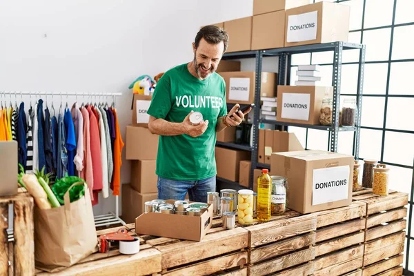 Middelbare Leeftijd Spaanse Vrijwilliger Man Glimlachend Gelukkig Met Behulp Van — Stockfoto