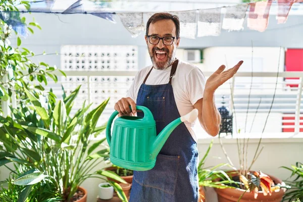 Hombre Mediana Edad Con Delantal Jardinero Sosteniendo Regadera Terraza Del — Foto de Stock