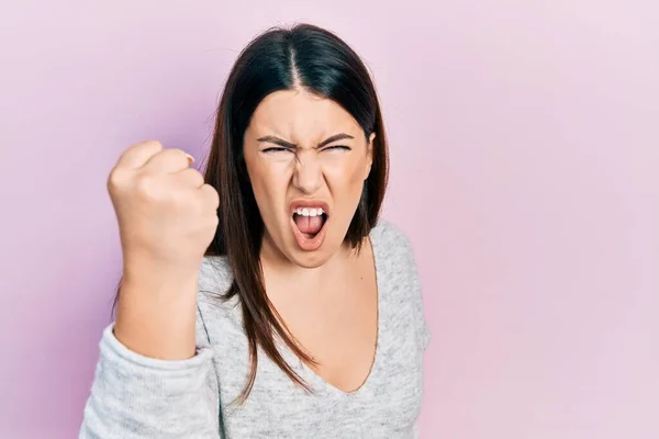 Junge Hispanische Frau Lässiger Kleidung Wütend Und Wütend Die Faust — Stockfoto