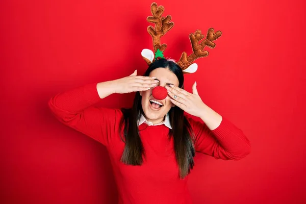 Jeune Femme Hispanique Portant Chapeau Noël Cerf Nez Rouge Couvrant — Photo