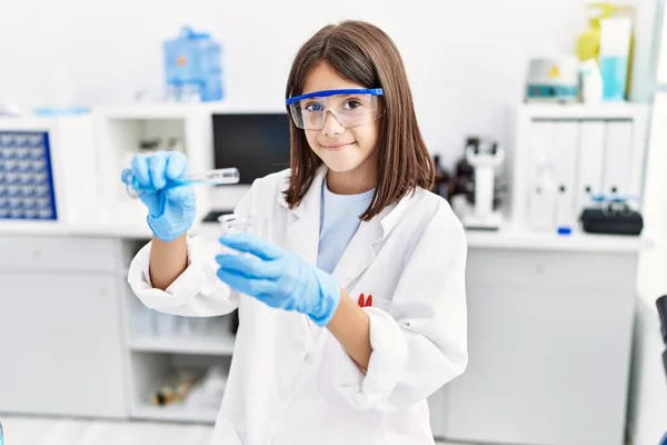 Jovencita Hispana Trabajando Laboratorio — Foto de Stock