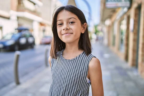 Junges Hispanisches Mädchen Lächelt Der Stadt — Stockfoto