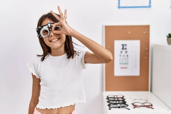 Joven Chica Hispana Usando Gafas Optometría Sonriendo Feliz Haciendo Signo —  Fotos de Stock