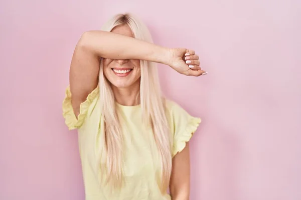 Mujer Caucásica Pie Sobre Fondo Rosa Cubriendo Los Ojos Con — Foto de Stock