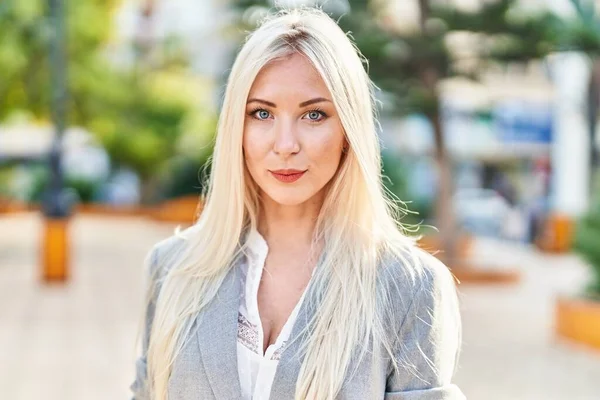 Ung Blond Kvinna Står Med Avslappnad Uttryck Parken — Stockfoto