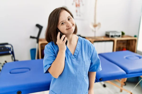 Donna Bruna Con Sindrome Che Lavora Parlando Telefono Alla Clinica — Foto Stock
