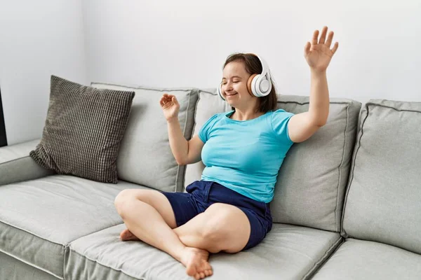 Brünette Frau Mit Syndrom Sitzt Mit Kopfhörern Auf Dem Sofa — Stockfoto