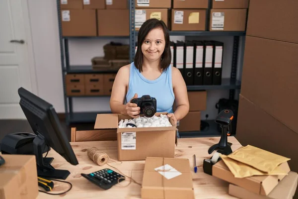 Sendromlu Kadın Ecommerce Işi Ofiste Profesyonel Kamera Bulundurmak — Stok fotoğraf