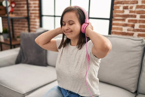 Syndrom Žena Poslouchá Hudbu Sedí Pohovce Doma — Stock fotografie