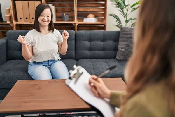 Hispanisches Mädchen Mit Syndrom Bei Der Therapie Aufgeregt Für Den — Stockfoto